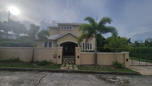 Exterior - Rendezvous Meadows - Lovely 3 bed 3 bath house, fully enclosed with office/patio (Christ church)