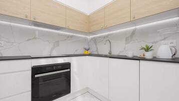 Fridge, oven, stovetop, dishwasher