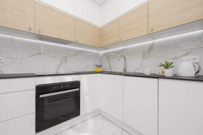 Fridge, oven, stovetop, dishwasher