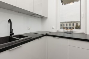 Frigorifero, microonde, forno, piano cottura