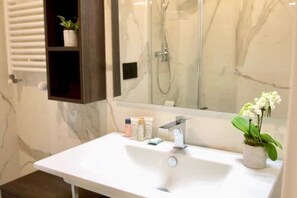 Ducha, artículos de tocador ecológicos, secador de pelo, bidet