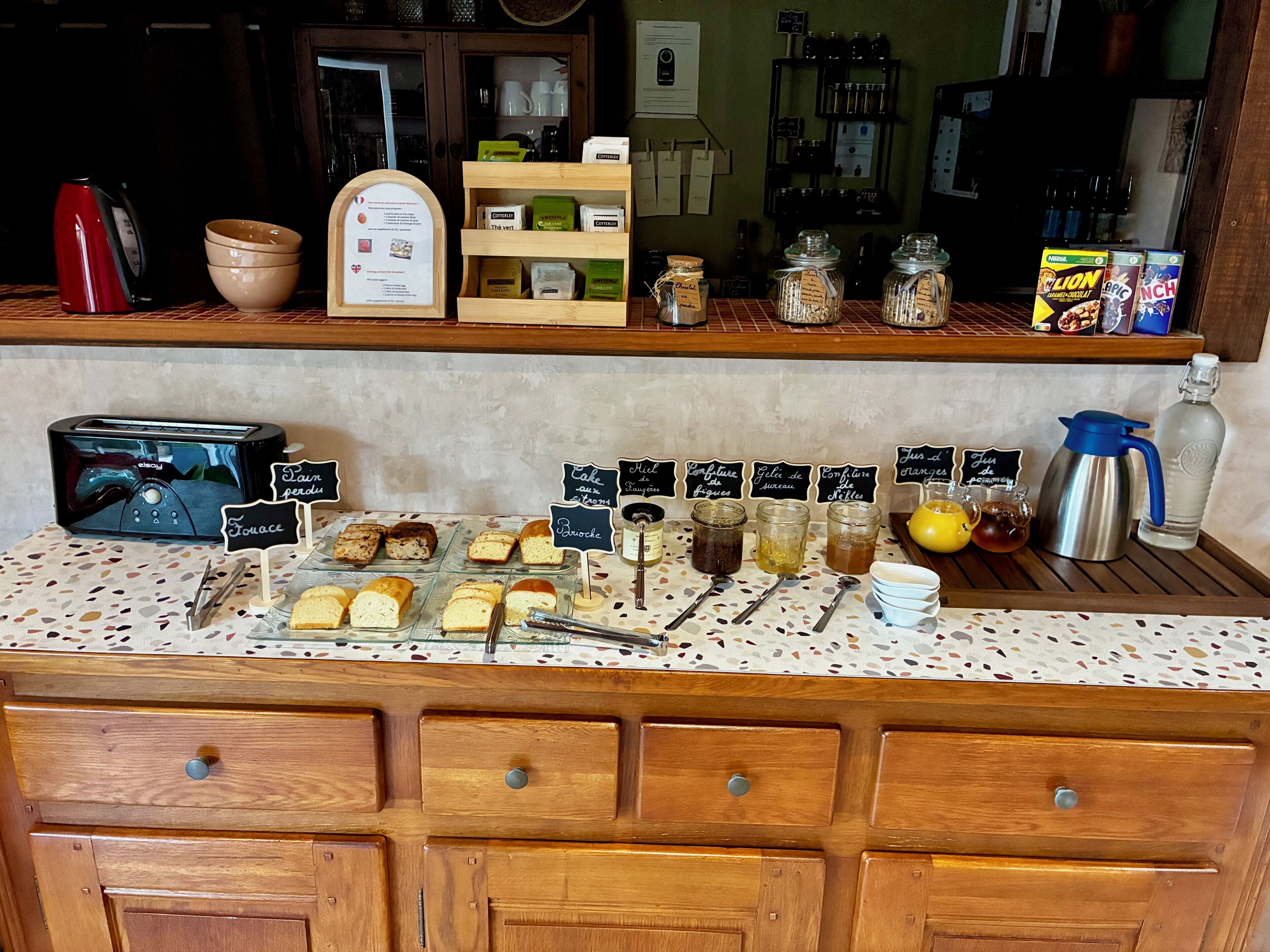 Mostrador de panadería con diversos productos horneados y salsas.