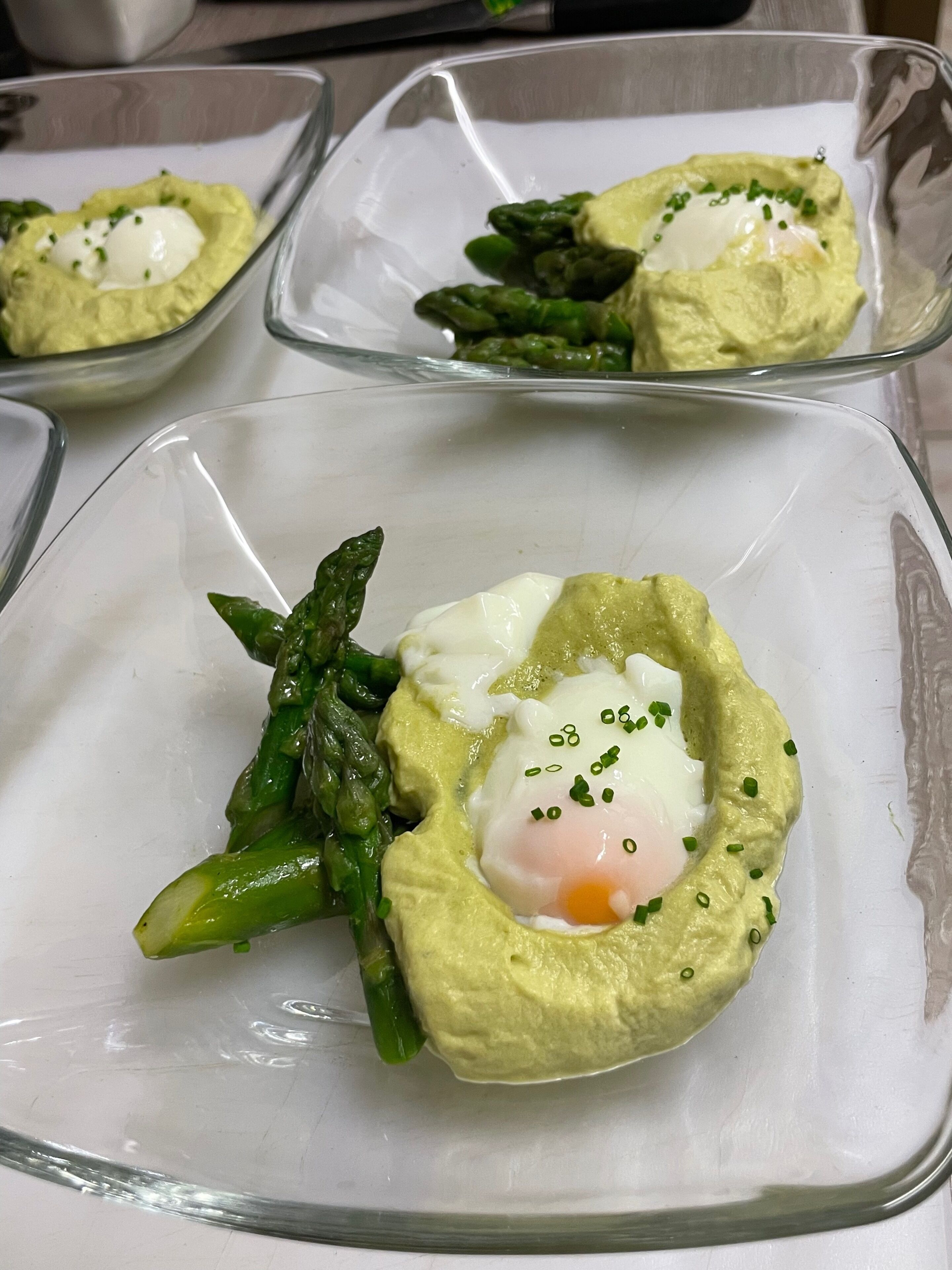 Een bord met een ei en asperges.