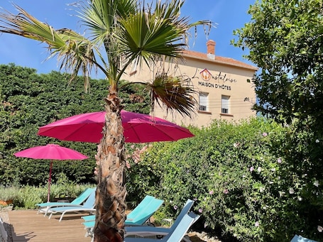 Seasonal outdoor pool, pool umbrellas, sun loungers