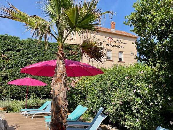 Seasonal outdoor pool, pool umbrellas, sun loungers - L'Oustaloise (Faugeres)