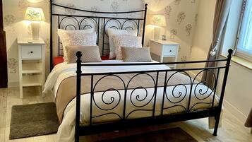 Double Room (Molière) | Free WiFi, bed sheets