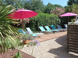 Außenpool (je nach Saison geöffnet), Sonnenschirme, Liegestühle