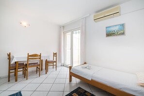 Apartamento, 1 habitación, balcón, vistas al jardín | Restauración