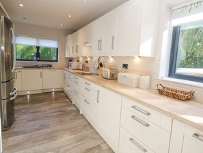 Kjøleskap, oppvaskmaskin, vannkoker og brødrister