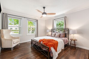 3 slaapkamers, een bureau, een strijkplank/strijkijzer, reisbedje