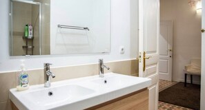 Secadora de cabello, toallas, jabón, shampoo 