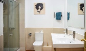 Sèche-cheveux, serviettes fournies, savon, shampoing