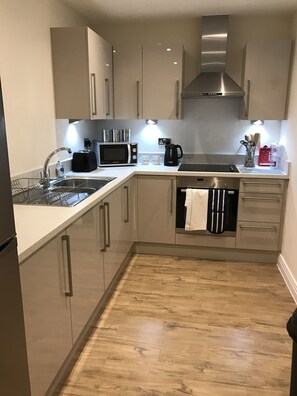 Réfrigérateur, four à micro-ondes, un four, surface de cuisson