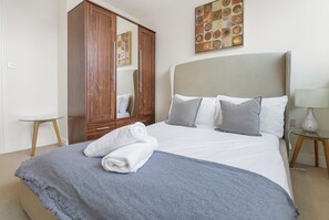 2 chambres, fer et planche à repasser, lit de bébé portatif