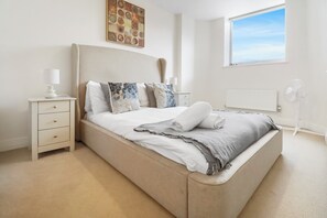 2 chambres, fer et planche à repasser, lit de bébé portatif