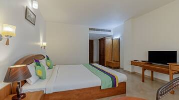 خزنة داخل الغرفة ومكتب ومكواة/لوح كي وأسرّة قابلة للطي