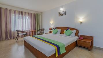 خزنة داخل الغرفة ومكتب ومكواة/لوح كي وأسرّة قابلة للطي