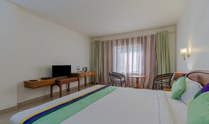 Deluxe kamer | Een kluis op de kamer, een bureau, een strijkplank/strijkijzer