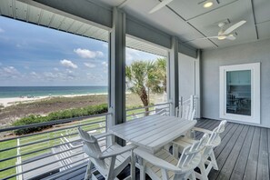 Outdoor dining - Beautiful Private Townhome - Gated Community (Pensacola)