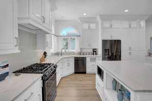 Fridge, microwave, oven, stovetop - Beautiful Private Townhome - Gated Community (Pensacola)