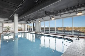 Una piscina techada, una piscina climatizada