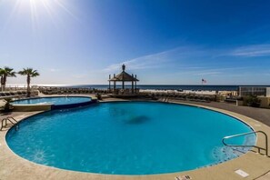 Alberca techada y alberca climatizada