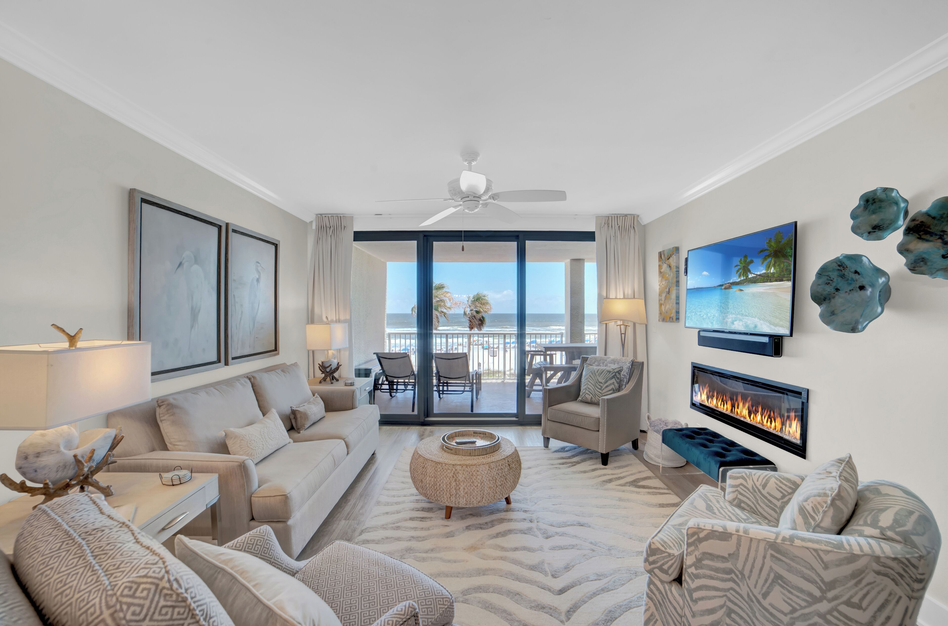 Televisión, chimenea y reproductor de DVD 