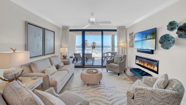 Una sala de estar moderna con un sofá, sillones, una mesa de centro, chimenea y televisor.