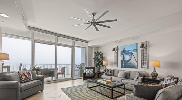 TV connectée, cheminée, lecteur de DVD, chaîne hi-fi