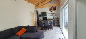 Smart-tv, een dvd-speler en boeken