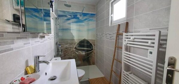 Een douche, een haardroger, handdoeken, zeep