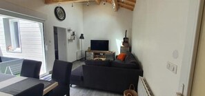TV connectée, lecteur de DVD, livres