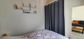 1 habitación, tabla de planchar con plancha y cuna de viaje 