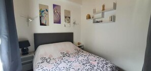 1 slaapkamer, een strijkplank/strijkijzer, reisbedje, gratis wifi