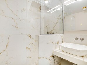 Dusche, Haartrockner, Handtücher