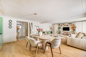 TV, offices - A Breathtaking 2BR/2Ba in Opera (Paris)