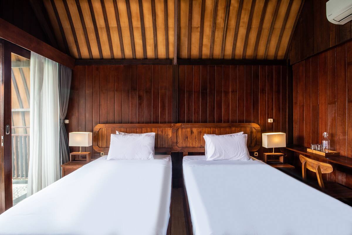 Deluxe Twin Room | Desk, free WiFi, bed sheets