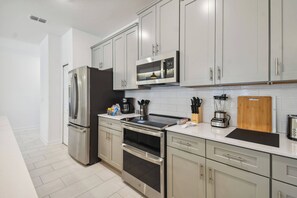 Fridge, microwave, stovetop, dishwasher