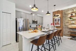 Jääkaappi, mikroaaltouuni, liesi, astianpesukone