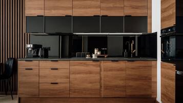 Comfort appartement | Privékitchenette | Een koelkast, een magnetron, een oven, een kookplaat