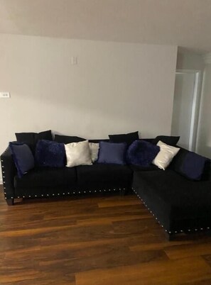 Living area - beautiful townhouse 1 bedroom apartment (Atlanta)