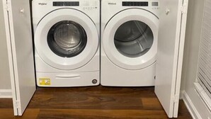 Ein Waschraum mit zwei weißen Whirlpool-Waschmaschinen.