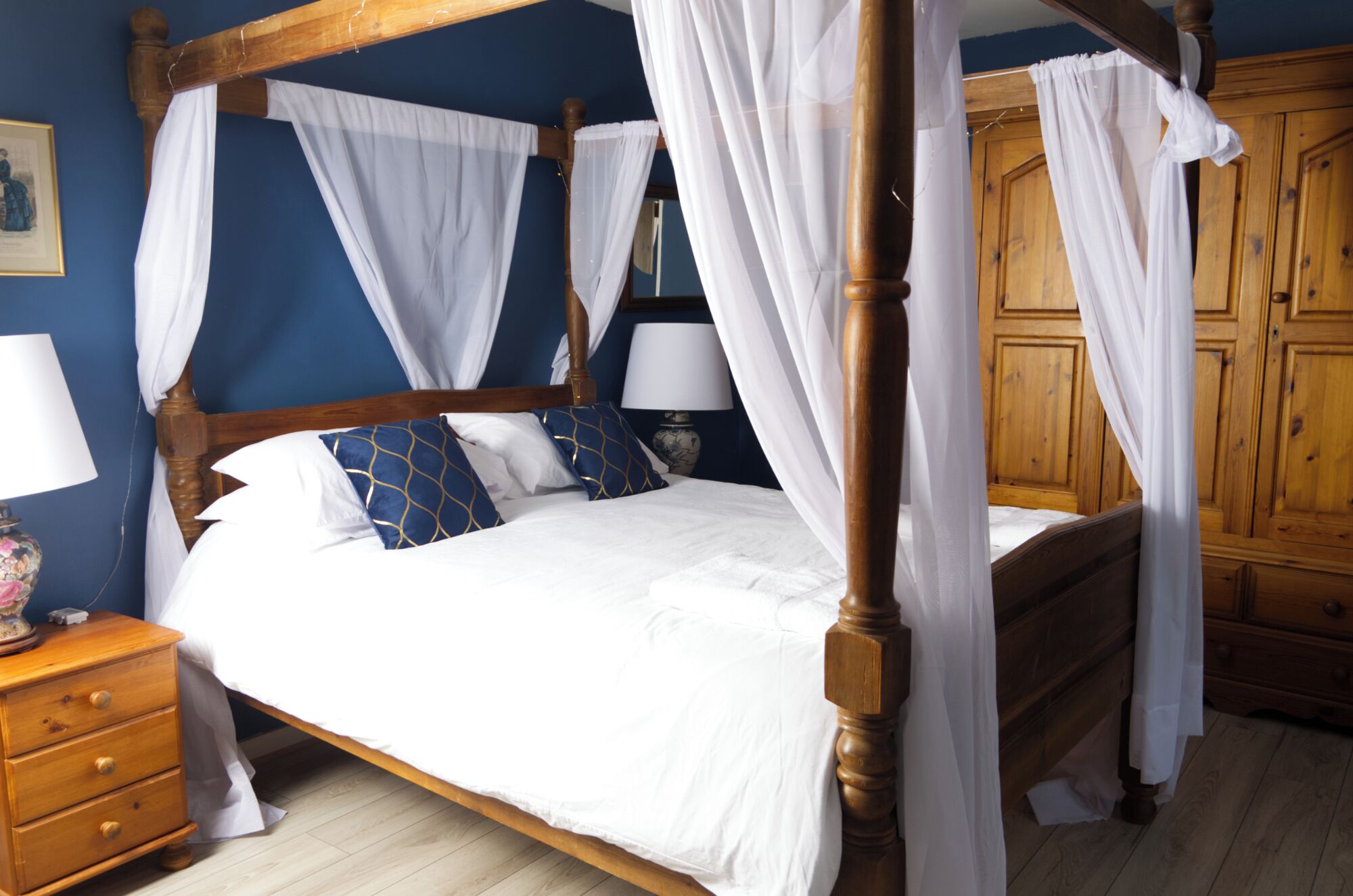 5 slaapkamers, een kluis op de kamer, een bureau