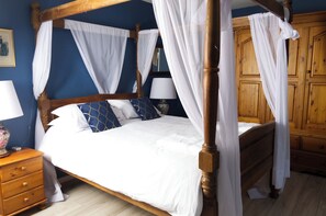 5 bedrooms, in-room safe, desk, iron/ironing board