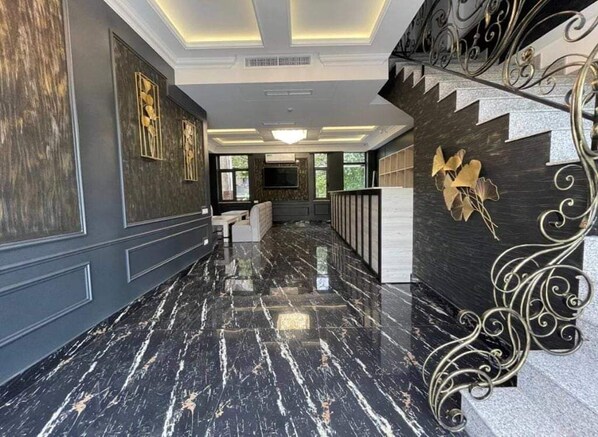 100-cm Smart TV with cable channels