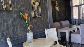 Buồng tắm vòi sen, đồ dùng nhà tắm miễn phí, máy sấy tóc