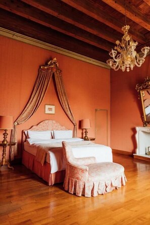 Premium bedding, down duvets, individually decorated - Buonvisi B&B (Lucca)