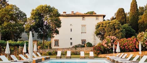 季節限定屋外プール、プール パラソル、サンラウンジャー