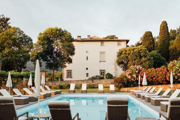 Seasonal outdoor pool, pool umbrellas, sun loungers - Buonvisi B&B (Lucca)