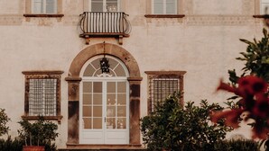 A building with a central entrance, two windows on each side, and a balcony above the entrance. - Buonvisi B&B (Lucca)